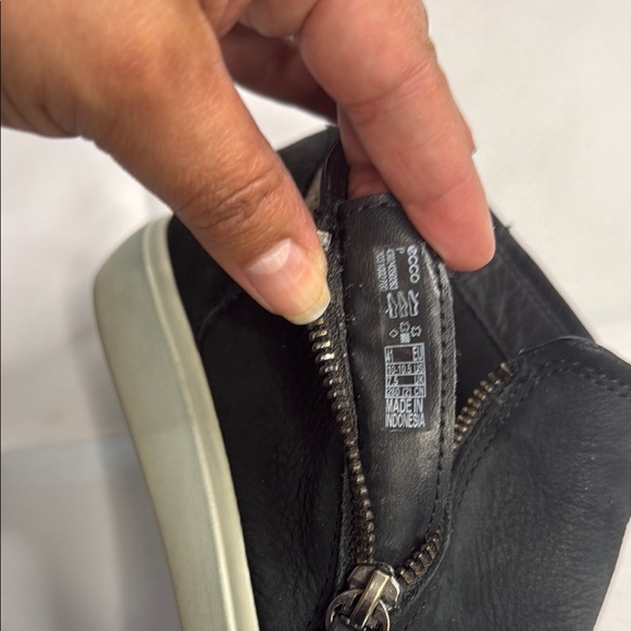 Ecco Black Chukka Boots with Sleek Design - Picture 7 of 7